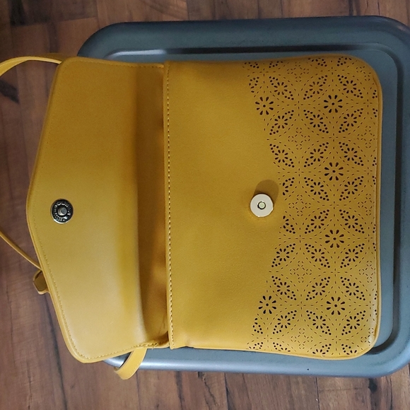 Moda Luxe yellow cross-body bag. New without tags. - Picture 3 of 5